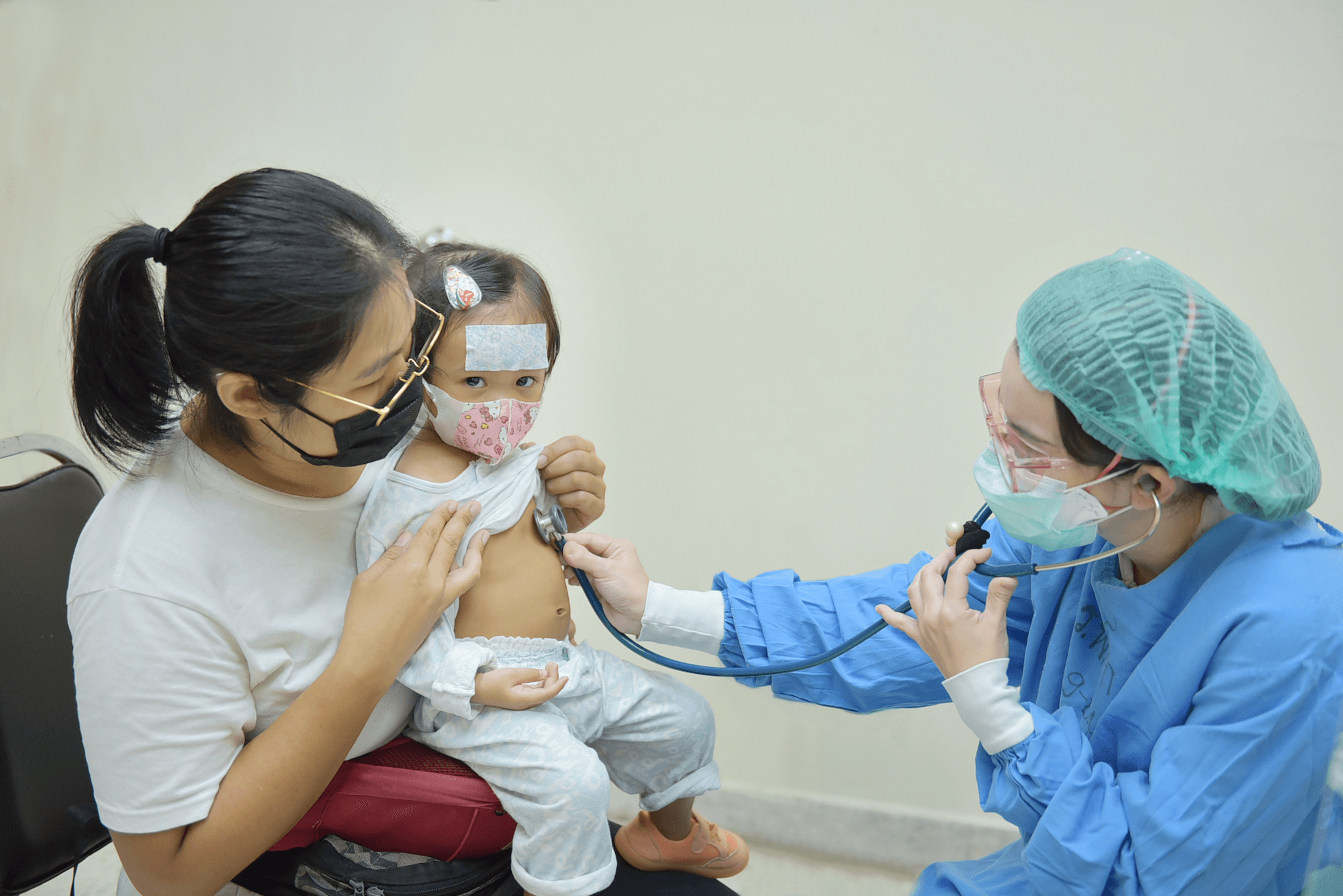 เด็กเล็กได้รับการตรวจคัดกรองโควิด-19 มูลนิธิโรงพยาบาลเด็ก กองทุนอาคารเฉลิมพระเกียรติฯ